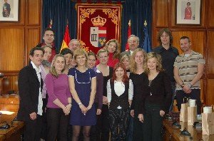 Los alumnos, junto a la gerente de Turismo, Eva López, y el edil de Cultura y Protocolo, José Antonio Vara (Foto: Ayto. San Lorenzo)